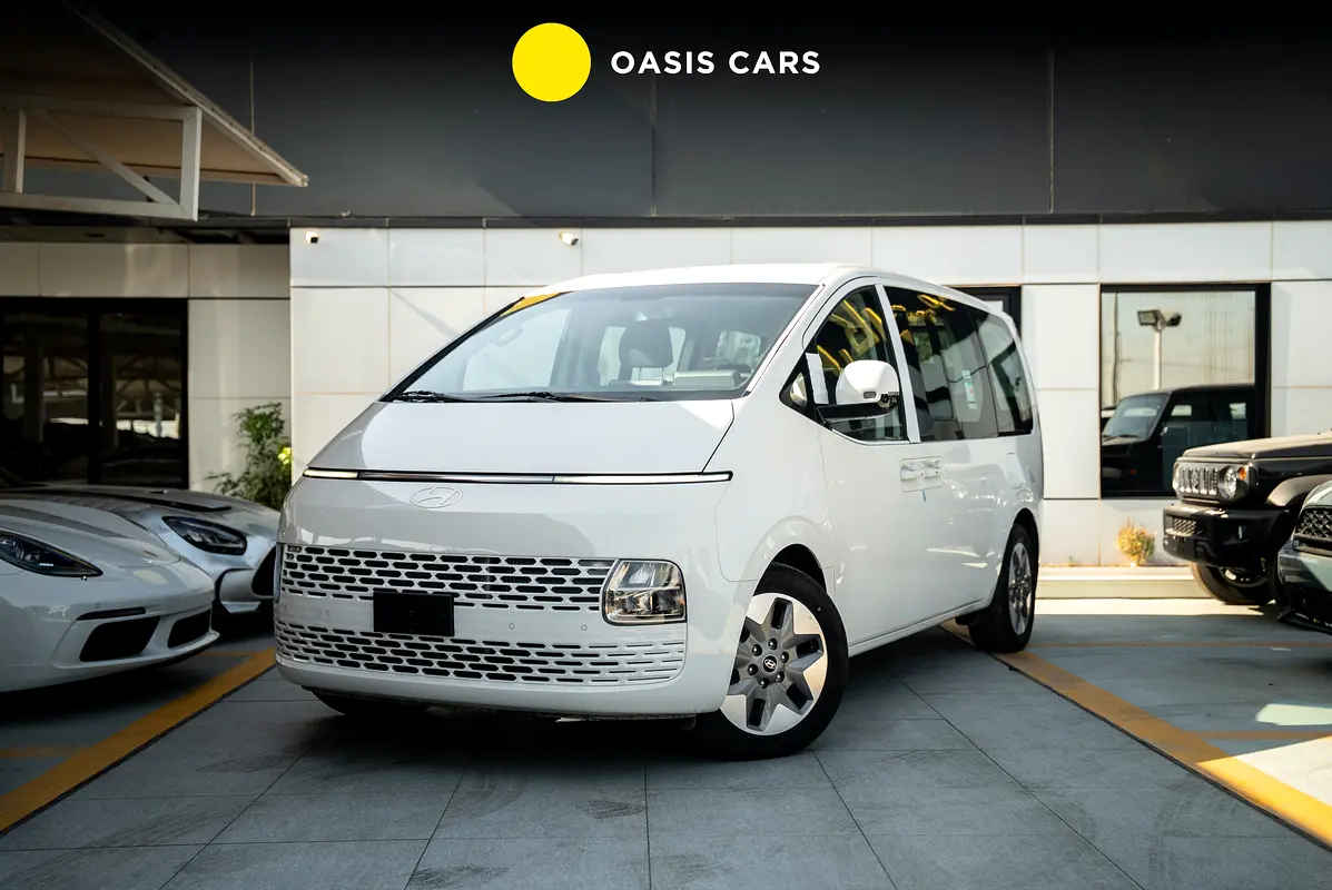 Hyundai Staria 2025 — photo 1 of 19