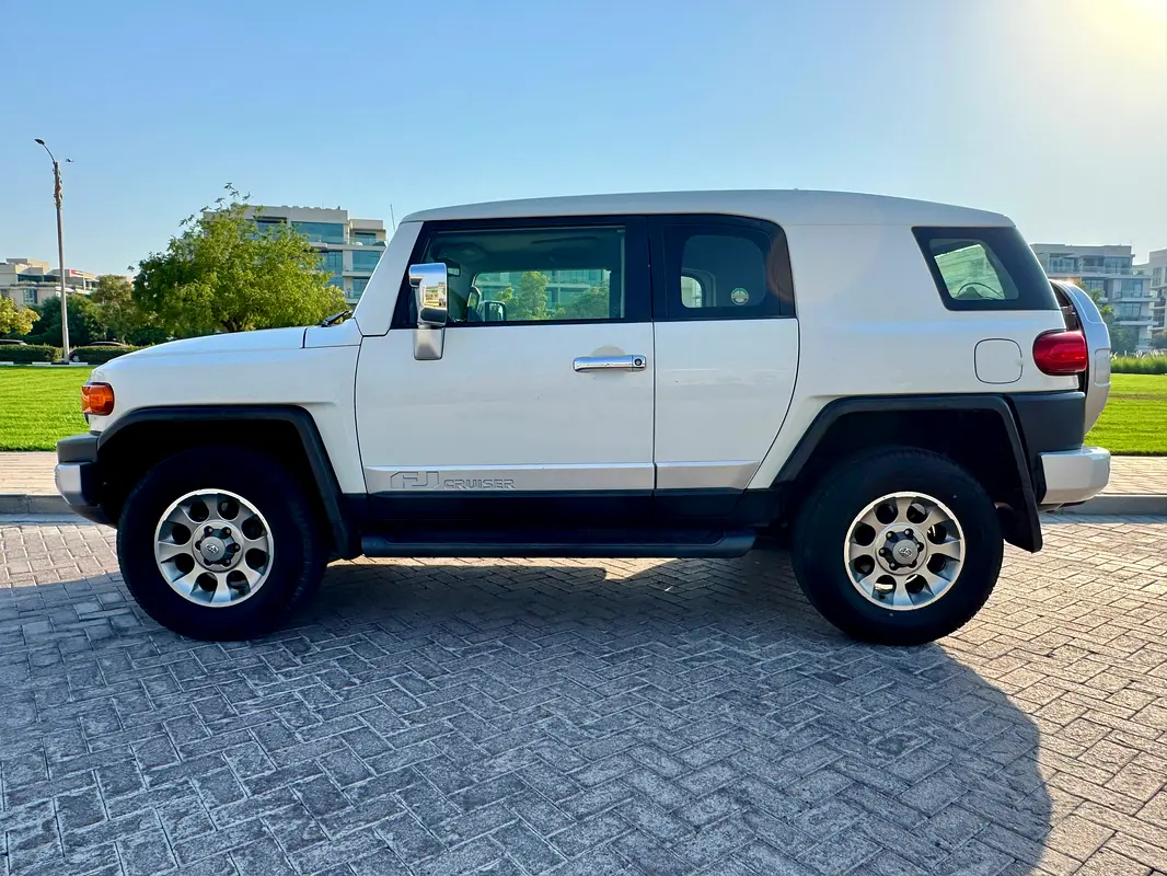 Toyota FJ Cruiser 2012 — photo 1 of 20