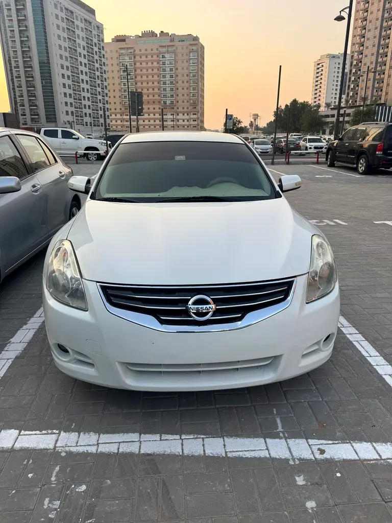 Nissan Altima 2011 — photo 1 of 8