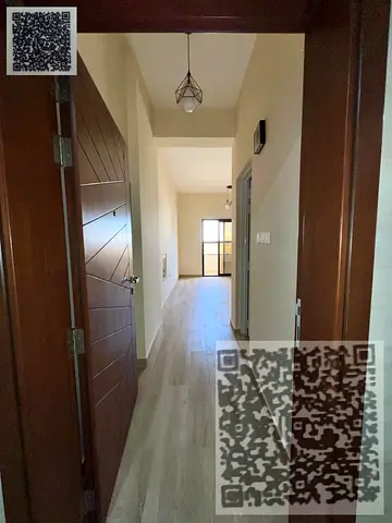 *شقة غرفة وصالة في بناية جديدة للإيجار السنوي
