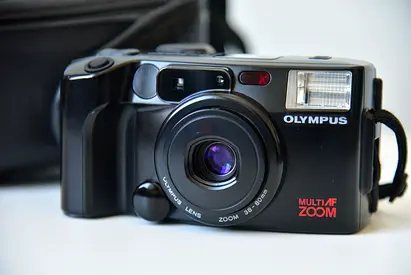 Olympus Infinity Zoom 200 (AZ-200) 35mm Point  Shoot – Complete Kit with IR Remote