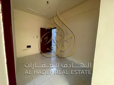 شقة غرفة وموزع للإيجار السنوي مع بلكونة ومساحة عملية مناسبة للعائلات أو العزاب في موقع مميز قريب من جميع الخدمات