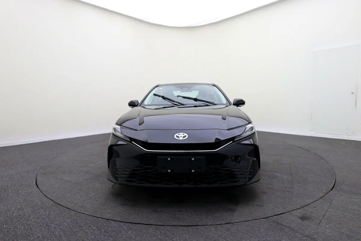 Toyota Camry 2026 — photo 1 of 8