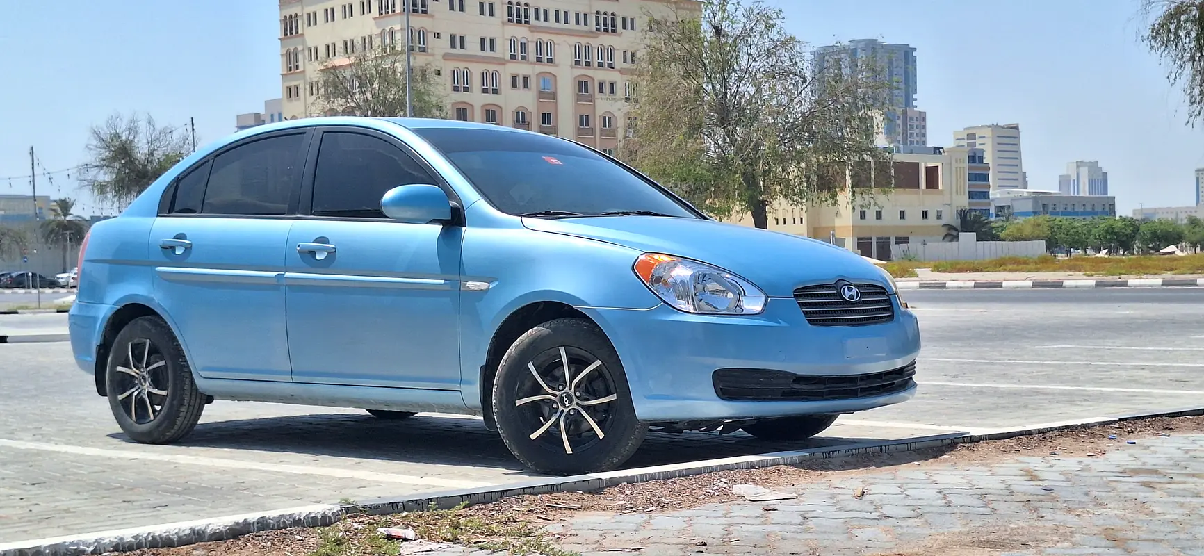 Hyundai Accent 2009 — photo 1 of 9
