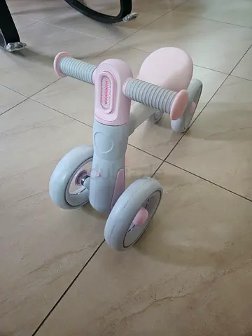 Lightweight 3-Wheel Ride-On Scooter for Toddlers - Pink/Gray.