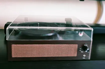 Vintage-style turntable with built-in speaker — good working condition