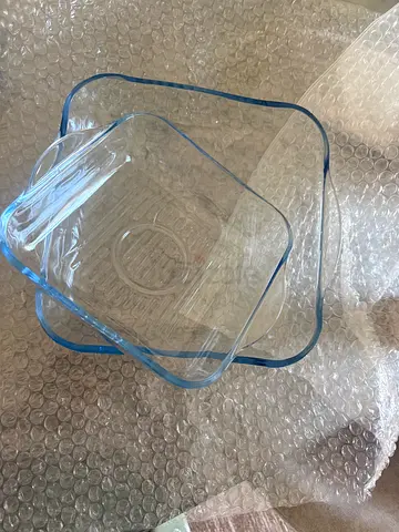 Set of 2 square glass food storage containers with lids