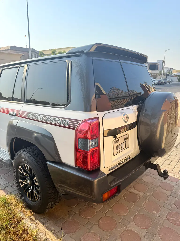 Nissan Patrol 2009 — photo 1 of 9