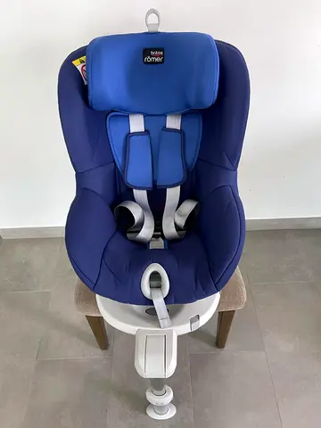 Britax Römer Dualfix. 360 degree rotation for rearward and forward facing usage. Age up to 4 years.