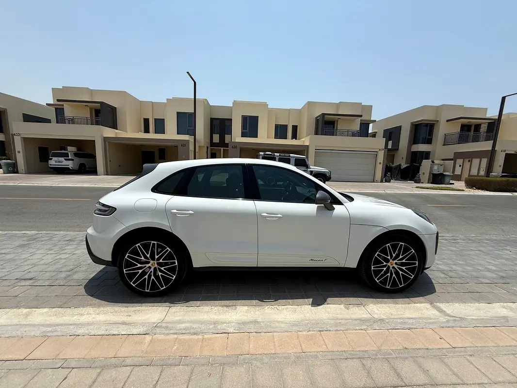 Porsche Macan 2022 — photo 1 of 14