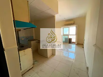 استوديو للإيجار السنوي في القليعة الشارقة | مع موزع | مطبخ منفصل | تكييف سبليت | موقع مميز قريب من الخدمات | مناسب للسكن العملي