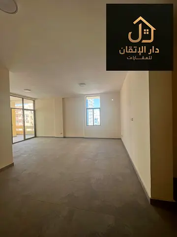 *Golden opportunity for rent: 2 bedroom + hall apartment in Umm Al Mutarafah area. The apartment has 3 bathrooms.*