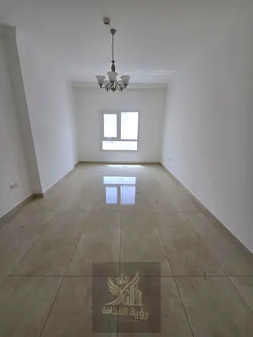 شقة غرفتين وصالة للإيجار في المجاز 2 بالشارقة مع موقف سيارات مجاني وبدون تأمين أو رسوم إضافية