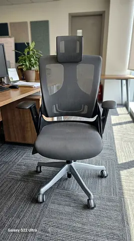 used like new office chair in good condition