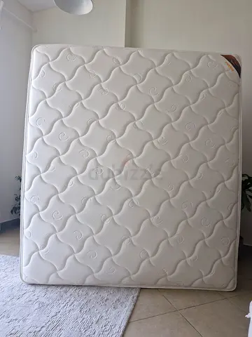 Queen size mattress - very good condition