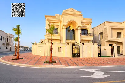 For sale: Classic corner villa on two streets with a large built-up area, price includes registrati