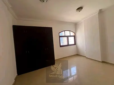 شقة واسعة ومميزة تتكون من غرفتين وصالة، تتميز بمساحة كبيرة وتصميم عملي مناسب للسكن العائلي