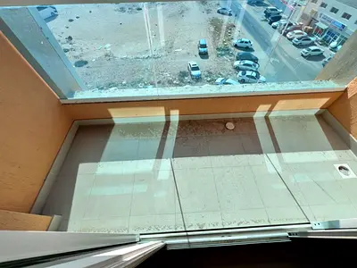 فرصة مميزة للعائلات الباحثة عن الراحة والمساحات الواسعة، داخل بناية عائلية راقية بموقع حيوي قريب من جميع الخدمات والمرافق الأساسية.
