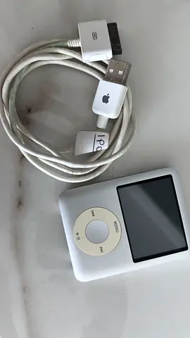 Apple iPod Nano 3rd Gen 4GB - Silver Vintage Tech