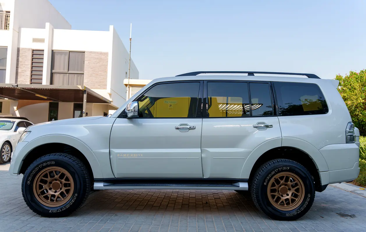 Mitsubishi Pajero 2014 — photo 1 of 16