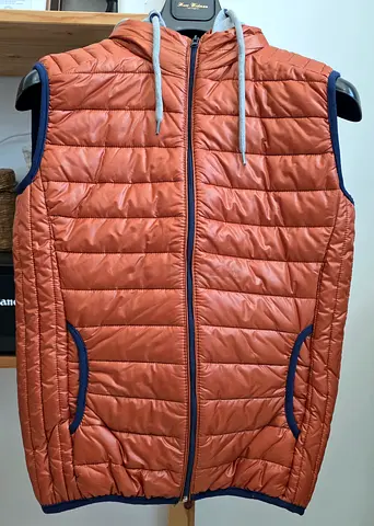 Mens quilted puffer vest, size S, price 70 AED