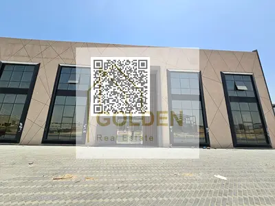 كهرباء 550كيلوواط | مستودع صناعي للايجار على الشارع الرئيسي بأم القيوين |  موقع كورنر مع 5 بوابات