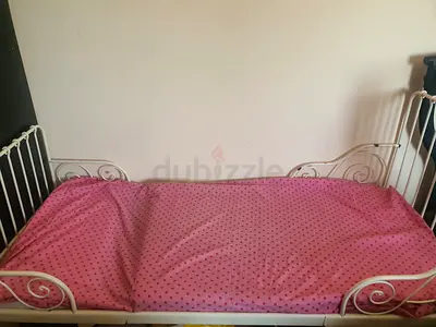 White metal single daybed with trundle-style frame (used)