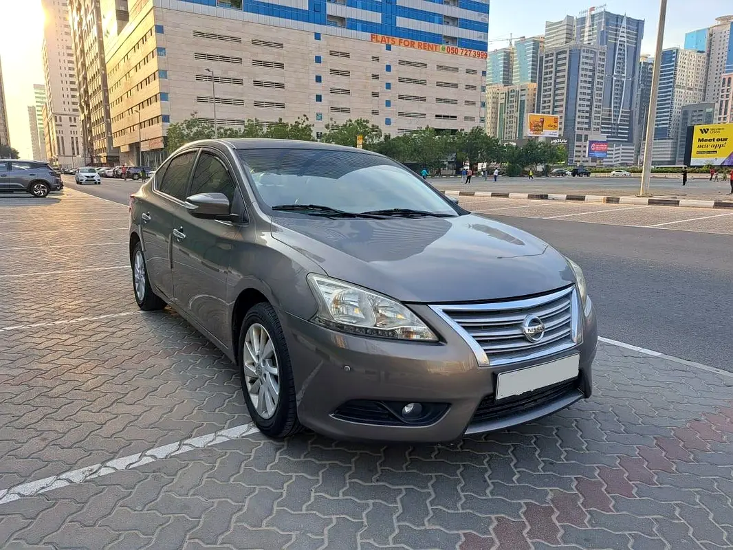 Nissan Sentra 2013 — photo 1 of 18