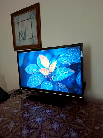 Dubai - Al-Muraqqabat / USED / Sharp AQUOS 39-inch LED TV (Model: LC-39LE155M). Made in Malaysia