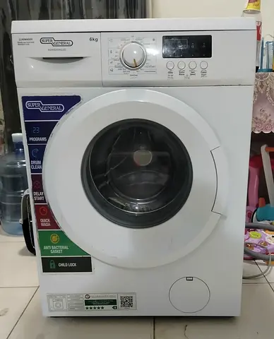 Front door washing machine 6 kg. Neat and clean