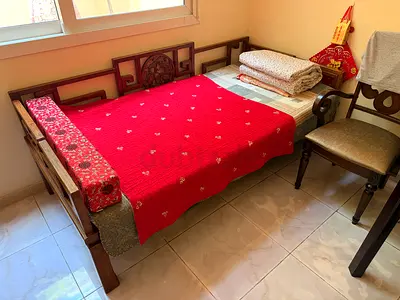 Solid wood single daybed / guest bed with carved headboard