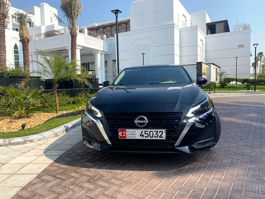 Nissan Altima 2023 — photo 1 of 12