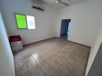 مساحه كبيره | تكييفات | موقع مميز | تسهيلات | قريبه من جميع الخدمات | موقع راقي في منطقه الروضه 2