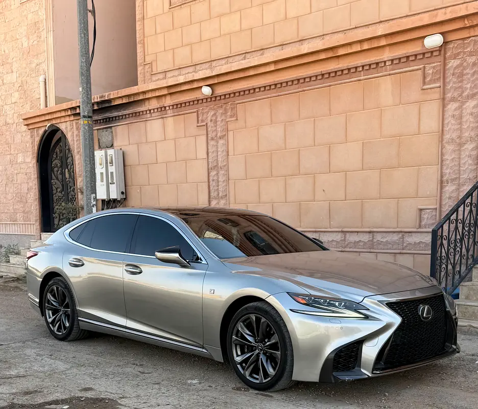 Lexus IS-Series 2018 — photo 1 of 10