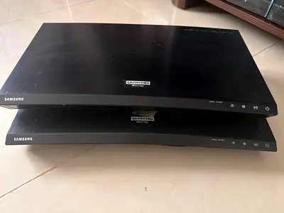 2 Samsung Ultra HD Blu-ray Players