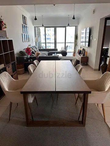 Oak veneer brown dining Table with 6 Upholstered Chairs — Excellent Condition