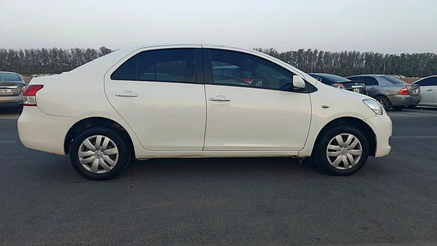 Toyota Yaris 2011 — photo 1 of 17