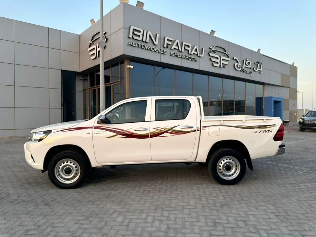 Toyota Hilux 2021 — photo 1 of 10