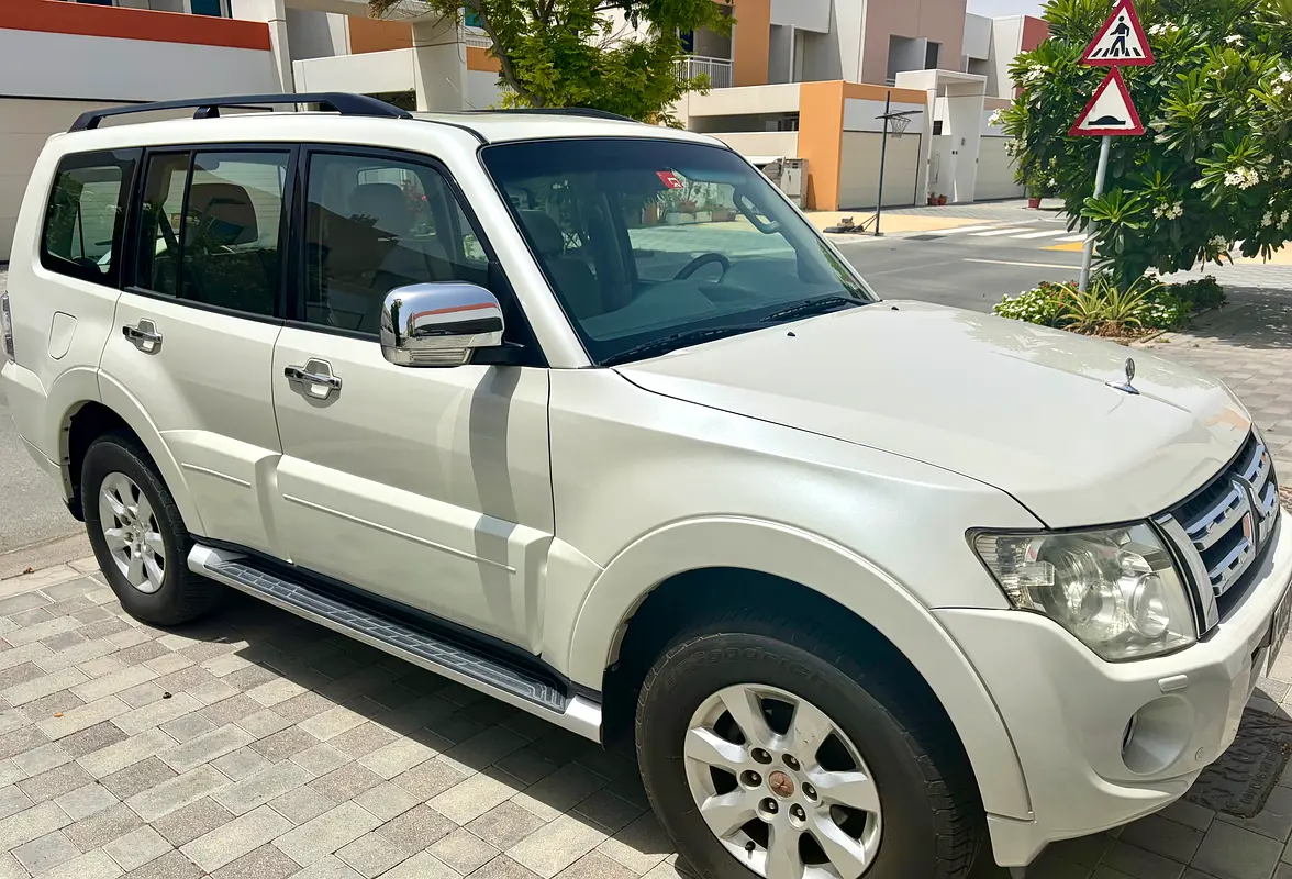 Mitsubishi Pajero 2014 — photo 1 of 10