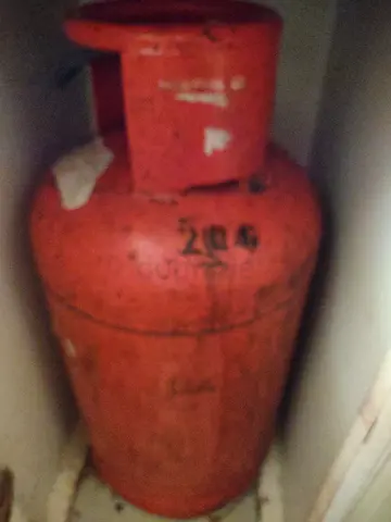 Dubai gas cylinder medium type ( red coluor) + rgulator  hose ( location : Karama )