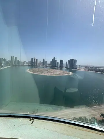 ارقى شقه 3 غرف وصاله للايجار السنوى بالخان  تكييف مجانى مع 4 حمام   مع غرفه خادمه اطلاله بحريه مع جيم ومسبح وباركينج مجانى مع خزائن حائط قريب من جميع