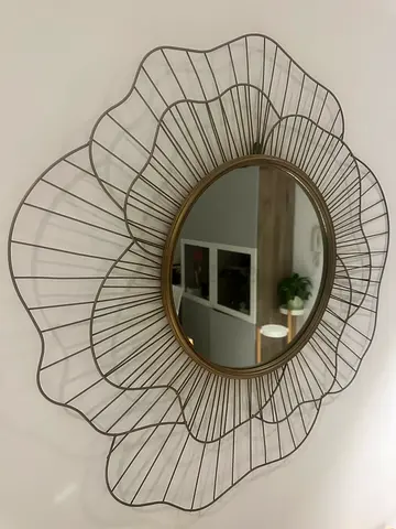 Decorative Flower-Shaped Wall Mirror with Wireframe Frame