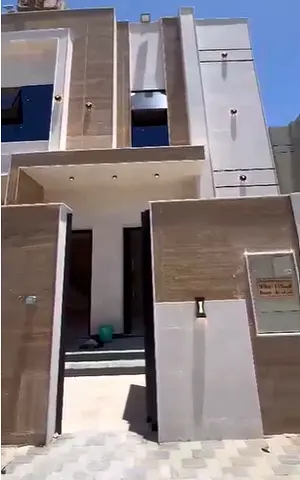Al-Haliou 2-4 spacious bedrooms - separate living room - large family room - maid's room - storage room - 7 bathrooms - high-end and modern finishes