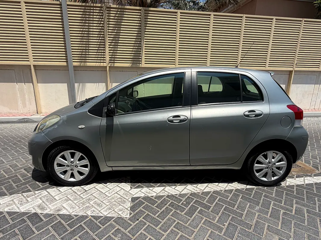 Toyota Yaris 2011 — photo 1 of 7