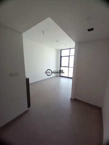 3 غرف و3 حمامات مع بلكون