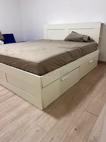 White wooden storage bed with matress and headboard and 4 drawers - King Size (2mx2m)