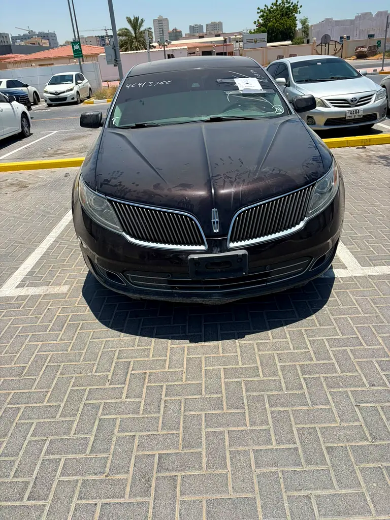 Lincoln MKS 2014 — photo 1 of 3