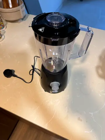 Compact electric blender / personal smoothie maker - works well