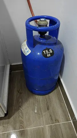 Gas cyliner with regulator
