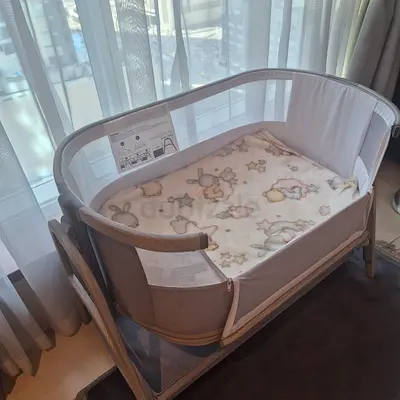 Side-sleeper bedside bassinet + Changing Table with Removable Tub